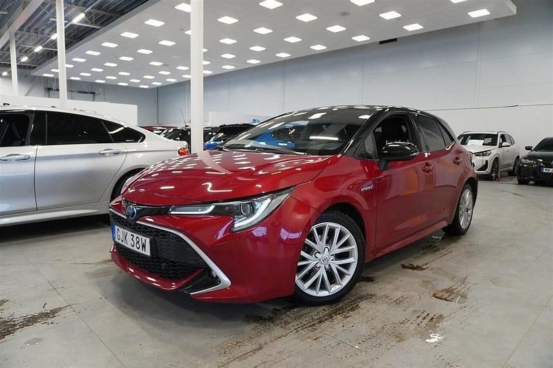 Röd Begagnad 2019 Toyota Corolla Executive Halvkombi | 218 900 kr (Marknadspris) - Bild 1/4
