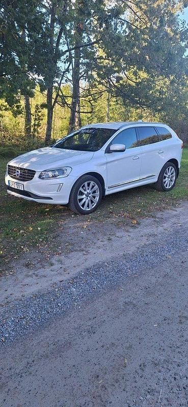 Vit Begagnad 2015 Volvo XC60 Summum SUV | 159 000 kr (Marknadspris) - Bild 1/4