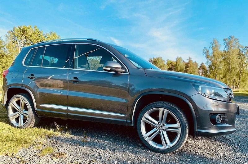 Grå Begagnad 2014 VW Tiguan Sportline SUV | 104 000 kr (Marknadspris) - Bild 1/4