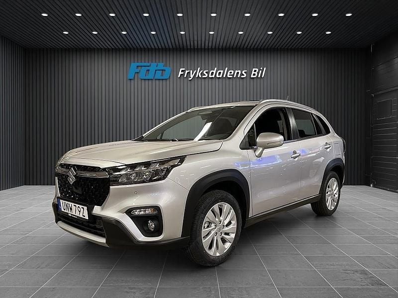 Grå Ny 2025 Suzuki SX4 S-Cross Kombi | 371 800 kr (Marknadspris) - Bild 1/4