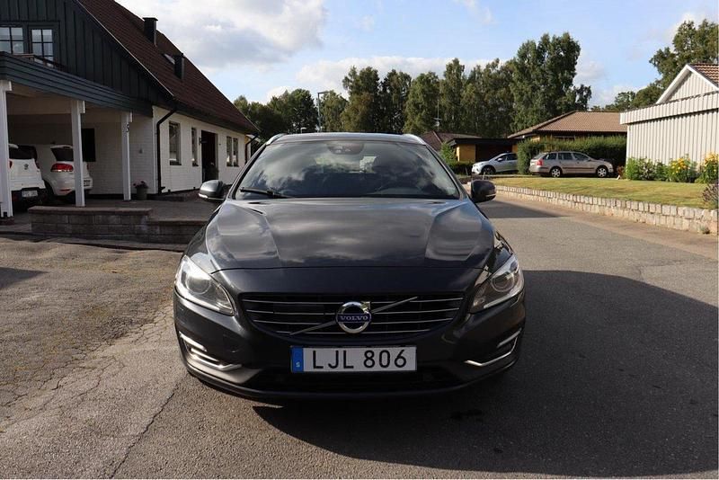Grå Begagnad 2017 Volvo V60 Kombi | 137 000 kr (Marknadspris) - Bild 1/4
