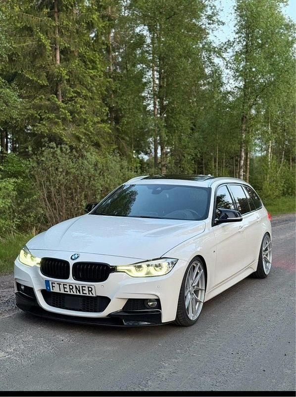 Vit Begagnad 2016 BMW 330 M Sport Kombi | 229 000 kr (Lite dyr) - Bild 1/4