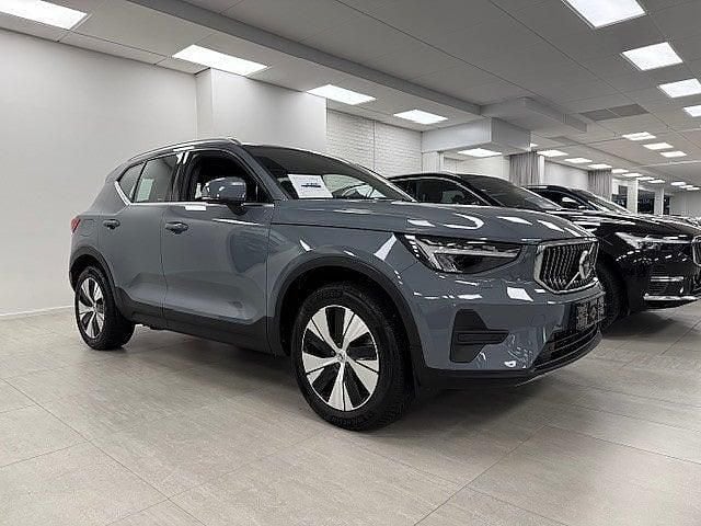Grå Begagnad 2022 Volvo XC40 Core SUV | 364 900 kr (Marknadspris) - Bild 1/4