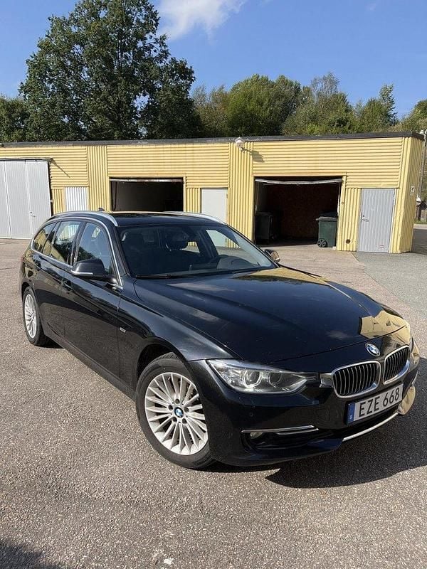 Svart Begagnad 2015 BMW 320 Luxury Line Kombi | 139 000 kr (Superpris) - Bild 1/4