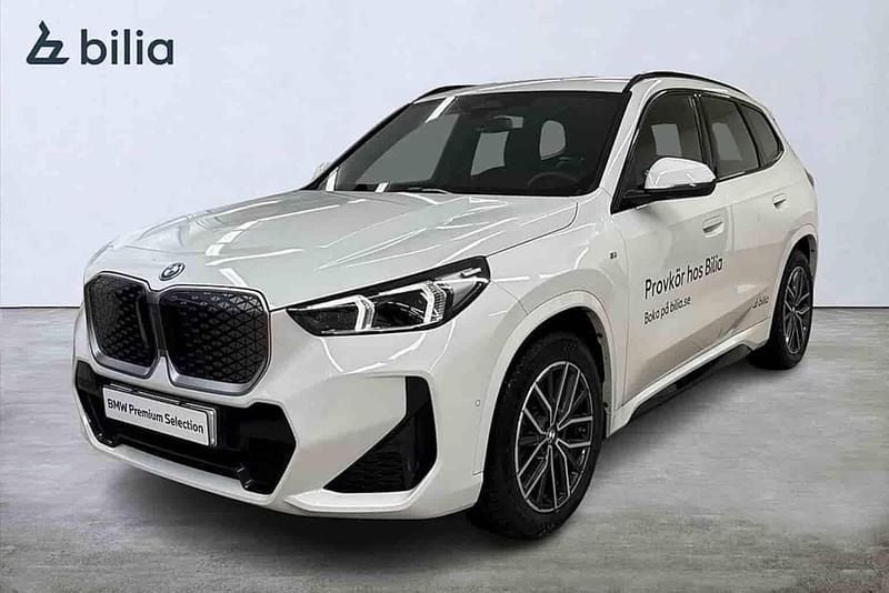 Vit Begagnad 2025 BMW iX1 Comfort Edition SUV | 499 000 kr (Bra pris) - Bild 1/1