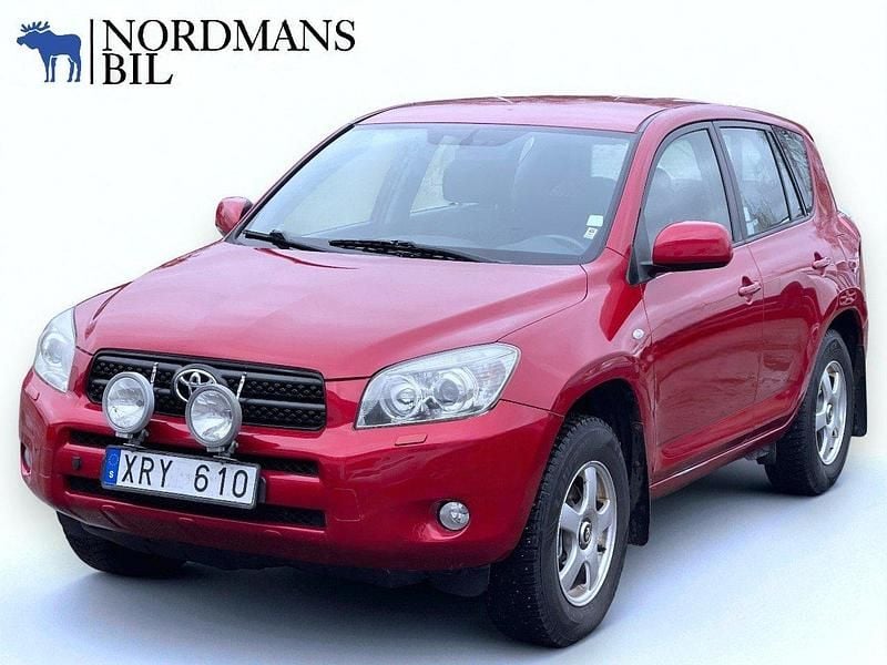Mörkröd (röd) Begagnad 2006 Toyota RAV4 SUV | 59 900 kr (Superpris) - Bild 1/4