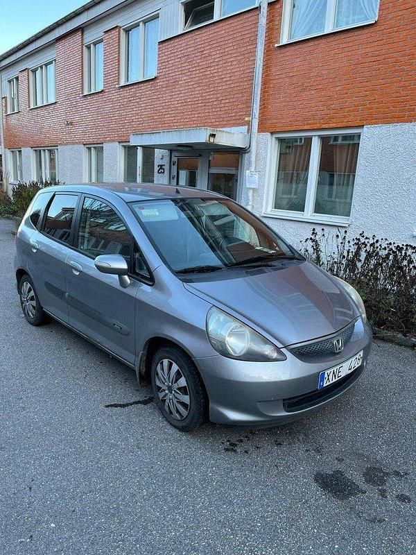 Silver Begagnad 2006 Honda Jazz Halvkombi | 25 900 kr (Dyr) - Bild 1/4