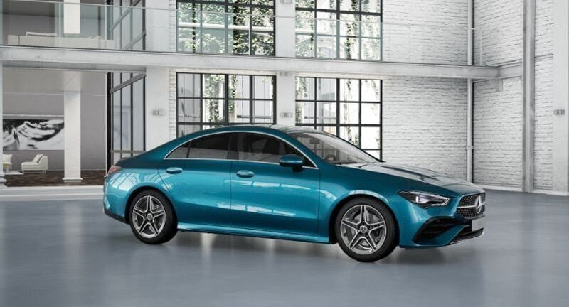 Grå (hyperblue metallic) Ny 2025 Mercedes CLA200 AMG Sportkupé | 438 600 kr (Marknadspris) - Bild 1/2
