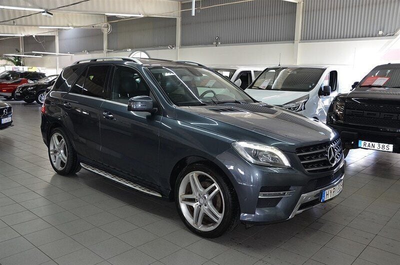 Mörkgrå Begagnad 2013 Mercedes ML350 AMG line SUV | 189 900 kr (Marknadspris) - Bild 1/4