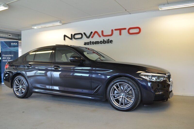 Svart Begagnad 2019 BMW 520 M Sport Sedan | 388 900 kr (Lite dyr) - Bild 1/4