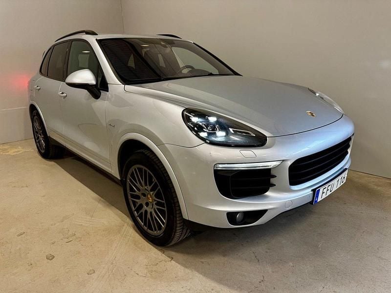 Silver Begagnad 2017 Porsche Cayenne Platinum Edition SUV | 299 800 kr - Bild 1/4