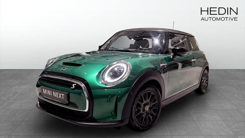 Grön (green) Begagnad 2022 Mini Cooper SE Halvkombi | 224 700 kr (Marknadspris) - Bild 1/4
