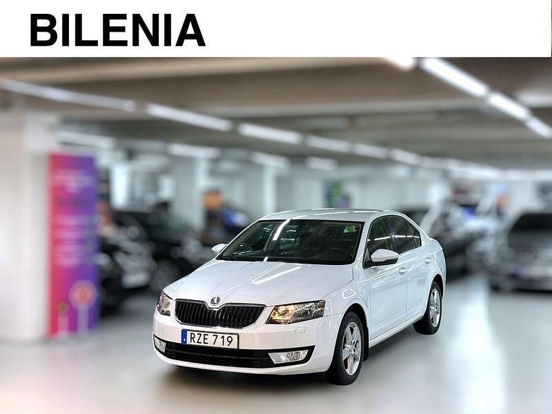 Vit Begagnad 2014 Skoda Octavia Ambition Halvkombi | 109 900 kr (Bra pris) - Bild 1/3