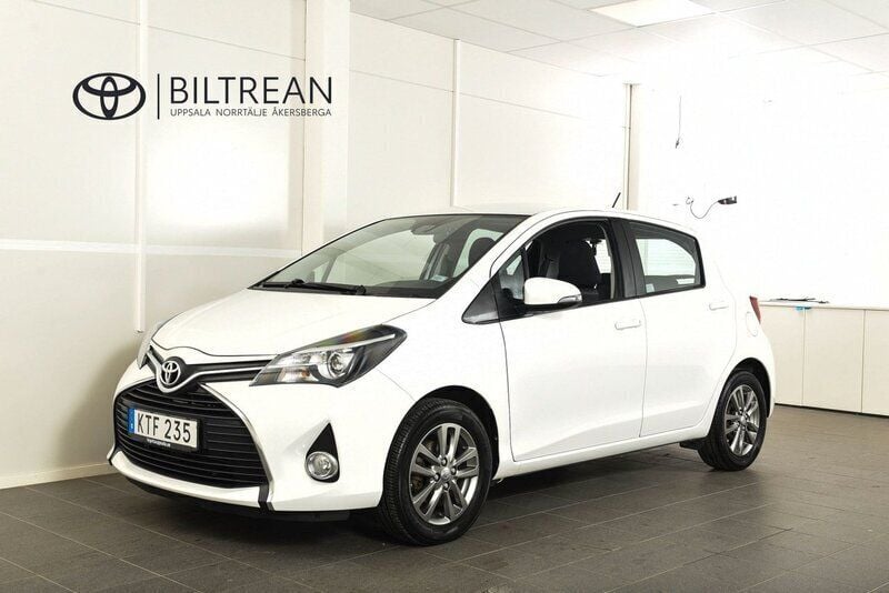 Vit Begagnad 2016 Toyota Yaris Active Halvkombi | 119 800 kr (Marknadspris) - Bild 1/4