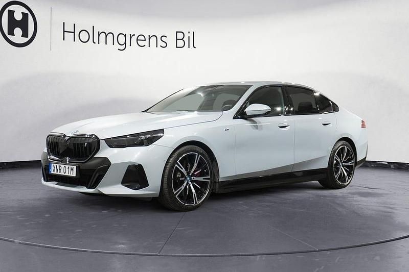 Grå Begagnad 2023 BMW i5 M Sport Sedan | 659 800 kr - Bild 1/4