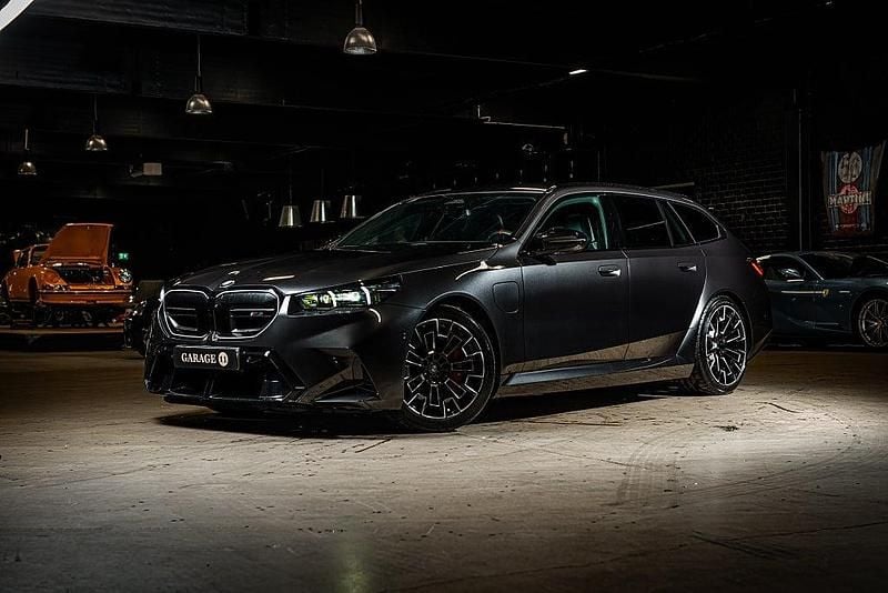 Begagnad 2025 BMW M5 Comfort Edition Kombi | 1 479 560 kr - Bild 1/4