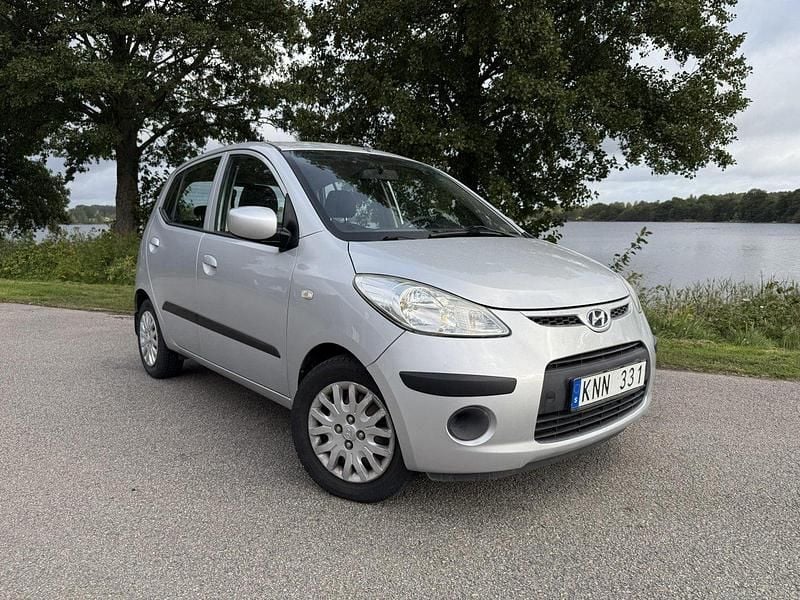 Silver Begagnad 2010 Hyundai i10 Halvkombi | 22 500 kr (Marknadspris) - Bild 1/4
