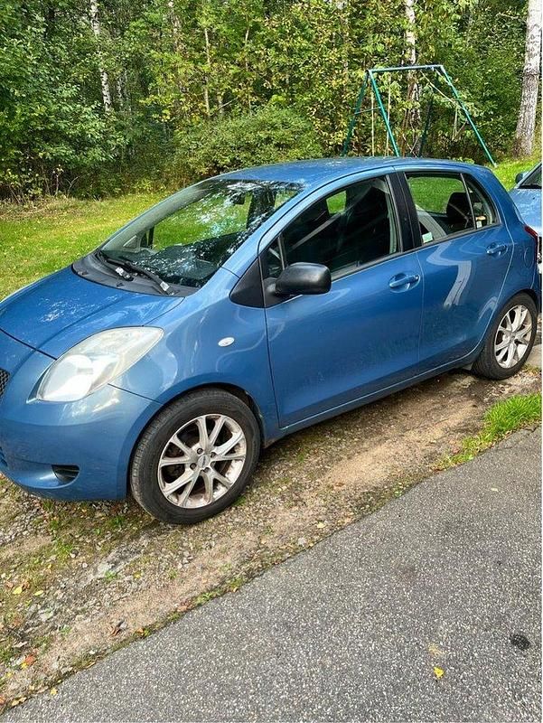 Grå Begagnad 2007 Toyota Yaris Halvkombi | 26 500 kr (Bra pris) - Bild 1/4