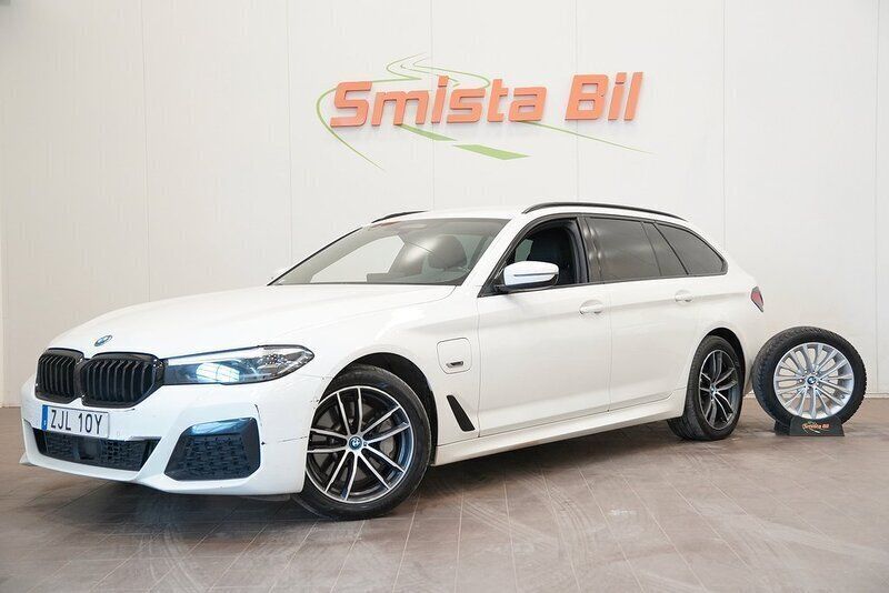 Vit Begagnad 2022 BMW 530e M Sport Kombi | 368 900 kr (Bra pris) - Bild 1/4