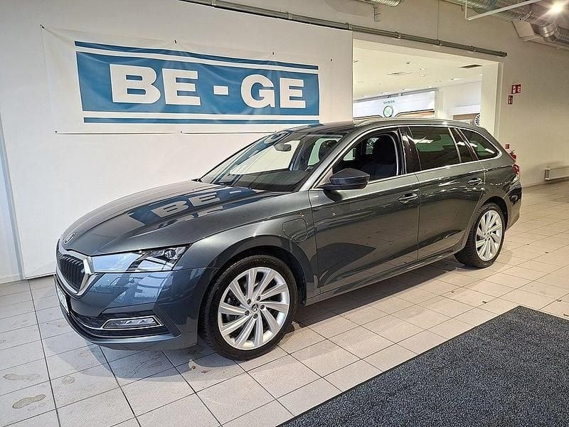 Grå Begagnad 2021 Skoda Octavia Style Kombi | 249 900 kr (Bra pris) - Bild 1/4