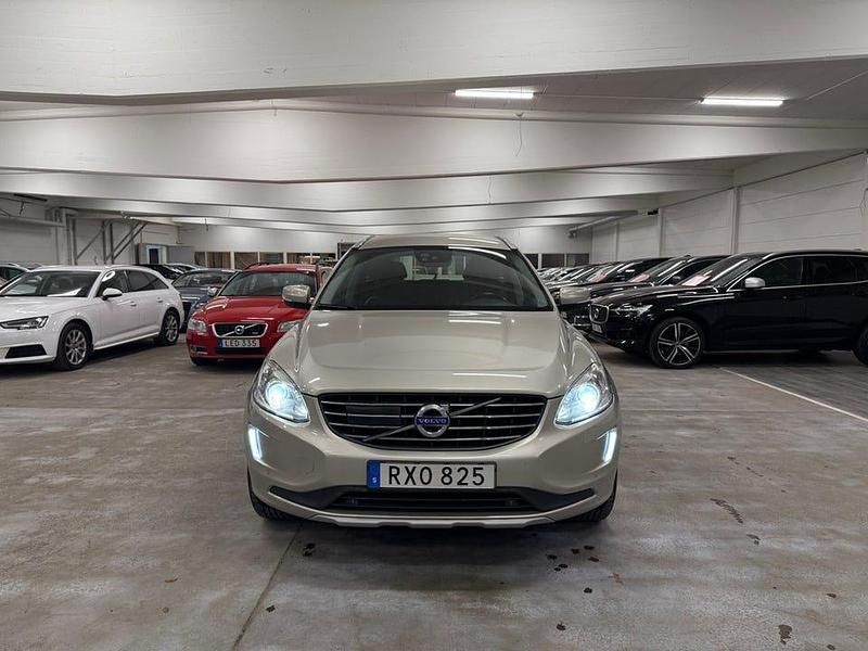 Ljusbrun Begagnad 2016 Volvo XC60 Standard SUV | 169 900 kr (Lite dyr) - Bild 1/4