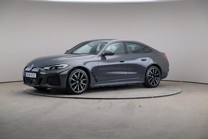 Grå Begagnad 2023 BMW i4 M Sport Sedan | 469 000 kr (Marknadspris) - Bild 1/4