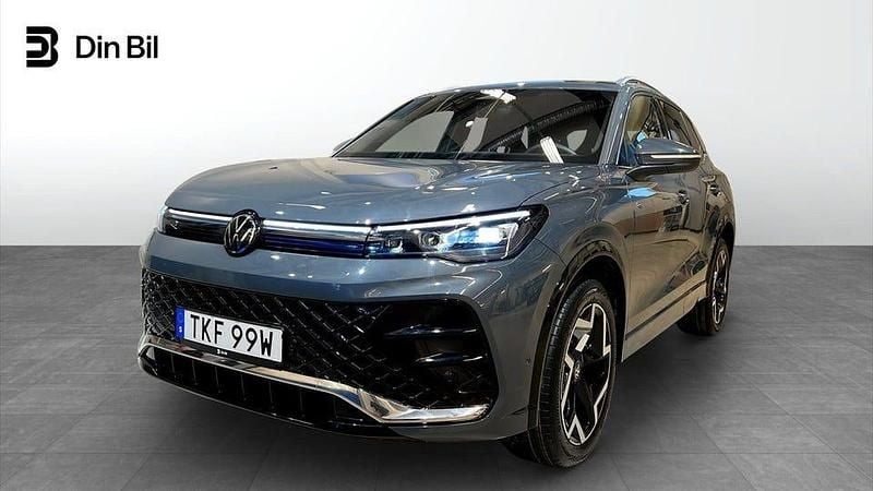 Mörkgrå Begagnad 2025 VW Tiguan R-line SUV | 459 900 kr (Marknadspris) - Bild 1/4
