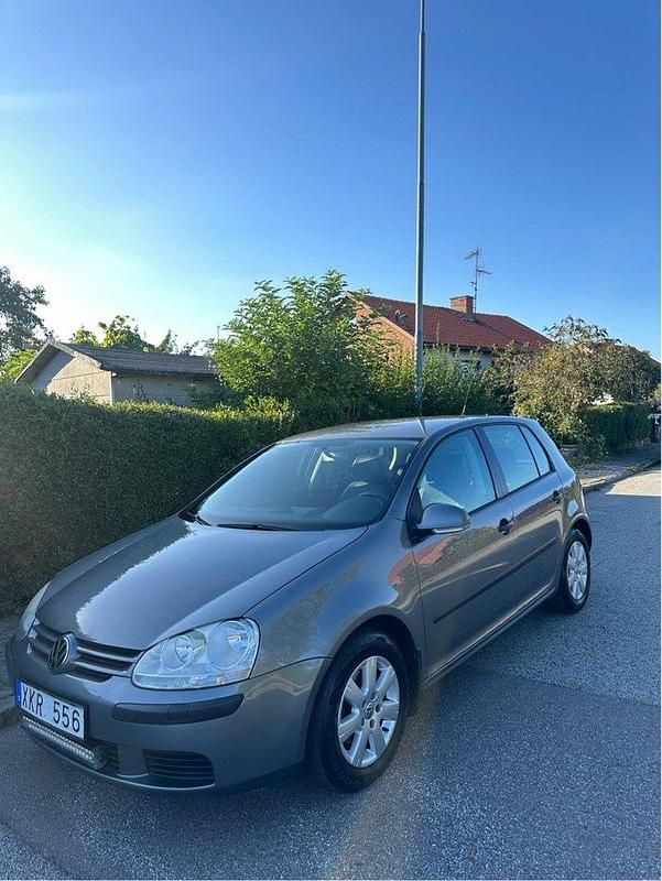 Grå Begagnad 2006 VW Golf V Trendline Halvkombi | 19 400 kr (Marknadspris) - Bild 1/4