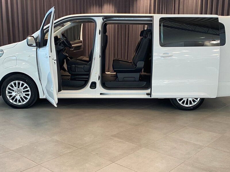 Begagnad Peugeot e-Traveller Business-Line 100 kW (136 HK) 2023 Vit Minibuss