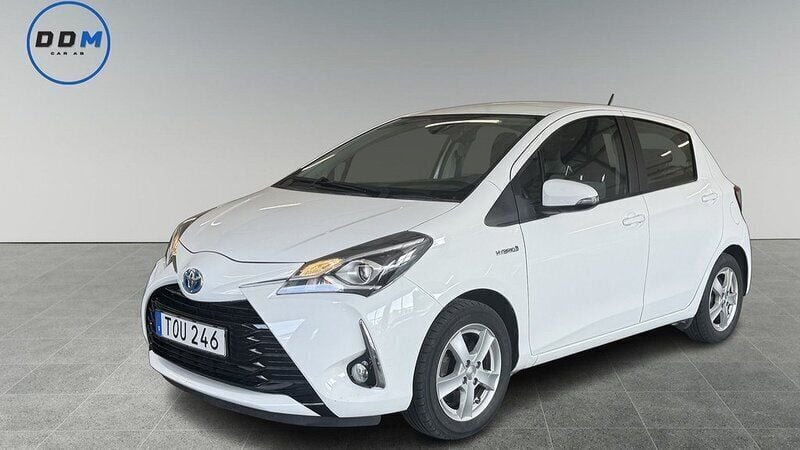 Vit Begagnad 2018 Toyota Yaris Hybrid Active Halvkombi | 149 900 kr (Bra pris) - Bild 1/4