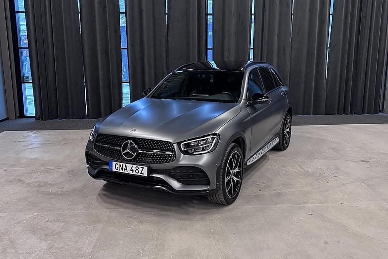 Grå Begagnad 2022 Mercedes GLC300e AMG SUV | 419 900 kr (Marknadspris) - Bild 1/4