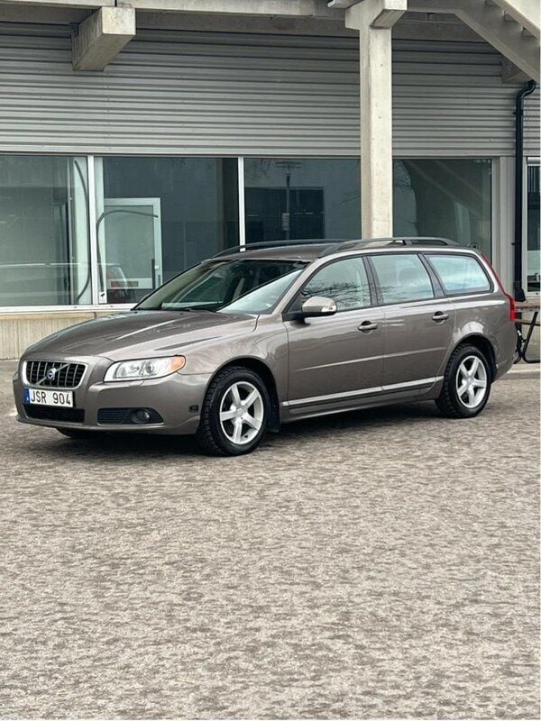 Grå Begagnad 2009 Volvo V70 Momentum Kombi | 57 900 kr (Bra pris) - Bild 1/4