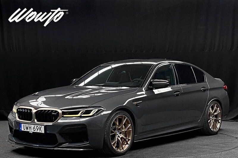Grå Begagnad 2021 BMW M5 Comfort Edition Sedan | 1 495 800 kr - Bild 1/3