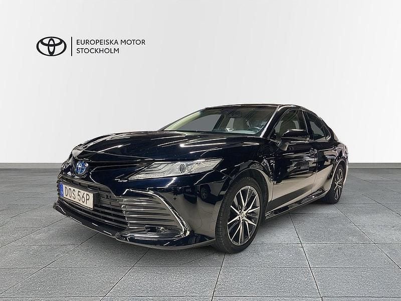 Svart Begagnad 2022 Toyota Camry Hybrid Sedan | 314 900 kr - Bild 1/3