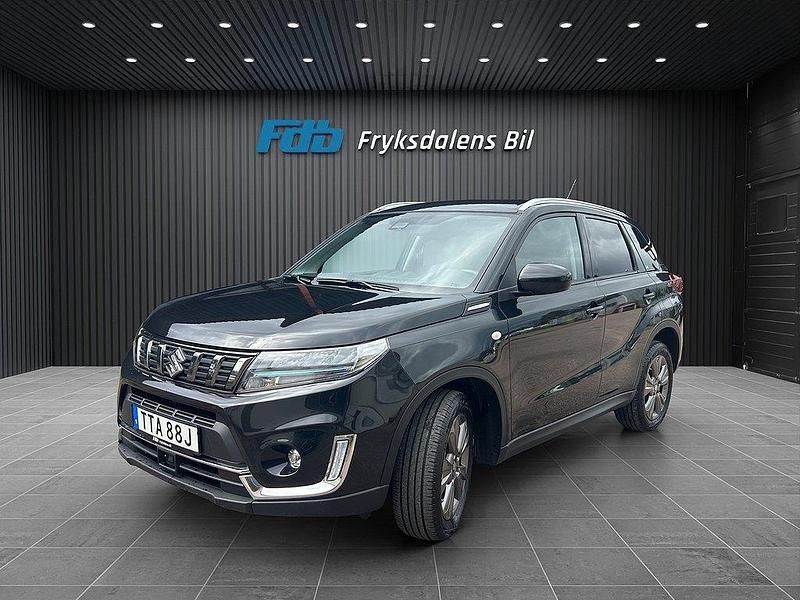 Svart Begagnad 2022 Suzuki Vitara SUV | 289 500 kr (Marknadspris) - Bild 1/4