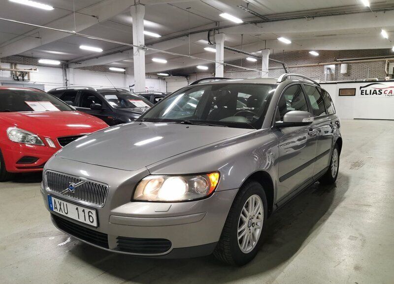 Grå Begagnad 2006 Volvo V50 Kinetic Kombi | 29 900 kr (Marknadspris) - Bild 1/4