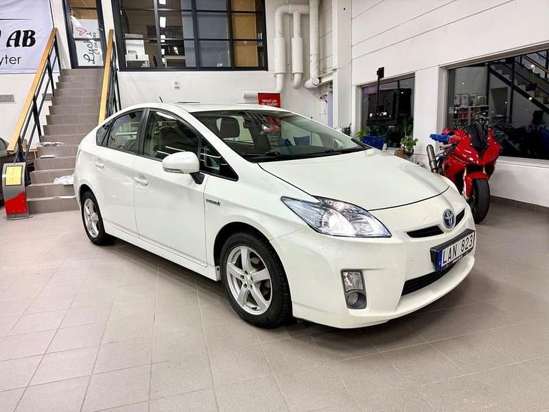 Begagnad Toyota Prius 136 HK (100 kW) 2010 Vit Halvkombi