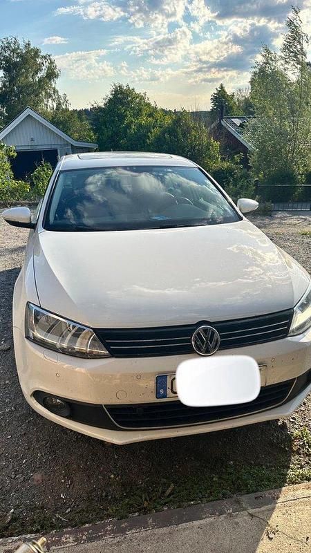 Vit Begagnad 2012 VW Jetta GT Sedan | 110 000 kr (Lite dyr) - Bild 1/4