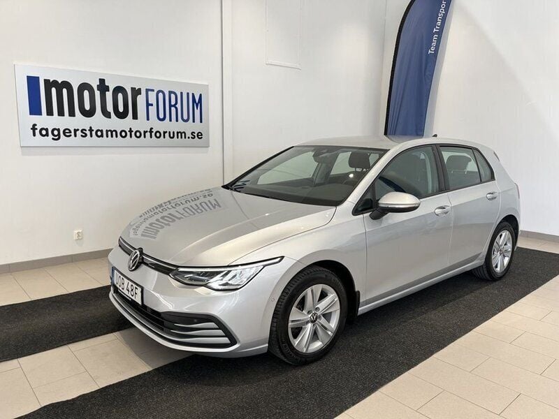 Silver Begagnad 2022 VW Golf VIII S Halvkombi | 239 900 kr (Marknadspris) - Bild 1/4