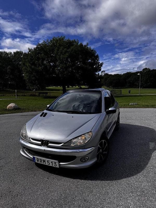 Grå Begagnad 2000 Peugeot 206 Halvkombi | 21 900 kr (Dyr) - Bild 1/4