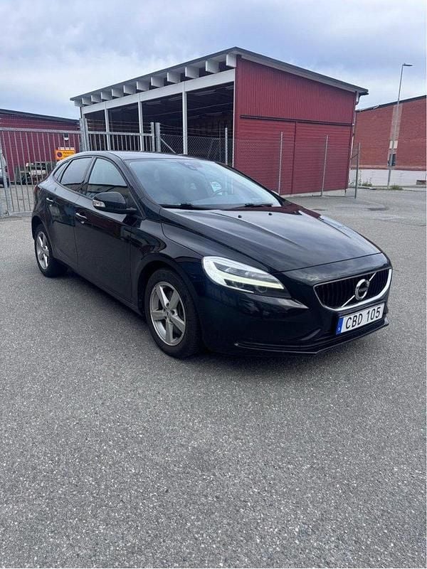 Svart Begagnad 2017 Volvo V40 R-Design Kombi | 159 000 kr (Superpris) - Bild 1/4