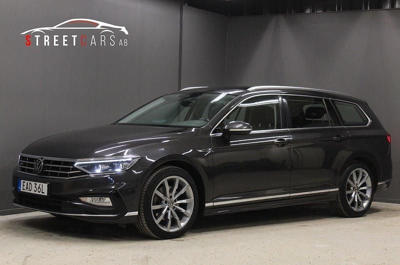 Mörkgrå (grå) Begagnad 2021 VW Passat R-line Kombi | 259 900 kr (Marknadspris) - Bild 1/4