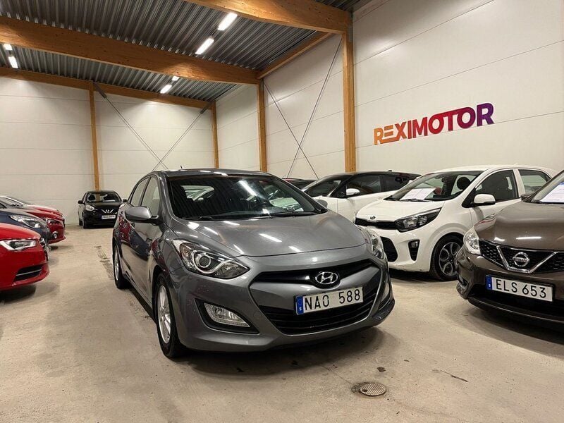 Grå Begagnad 2012 Hyundai i30 Select Halvkombi | 69 900 kr (Marknadspris) - Bild 1/4