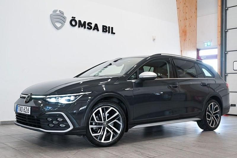 Grå Begagnad 2022 VW Golf Alltrack Executive Kombi | 319 800 kr (Marknadspris) - Bild 1/4