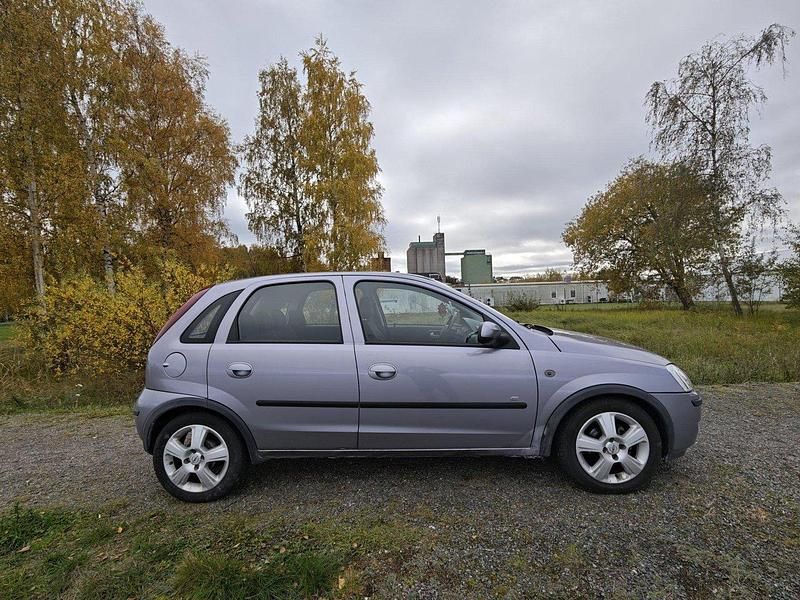 Grå Begagnad 2005 Opel Corsa Halvkombi | 25 900 kr (Marknadspris) - Bild 1/4