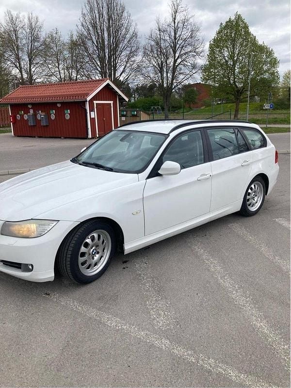 Vit Begagnad 2011 BMW 320 Comfort Edition Kombi | 60 000 kr (Bra pris) - Bild 1/4