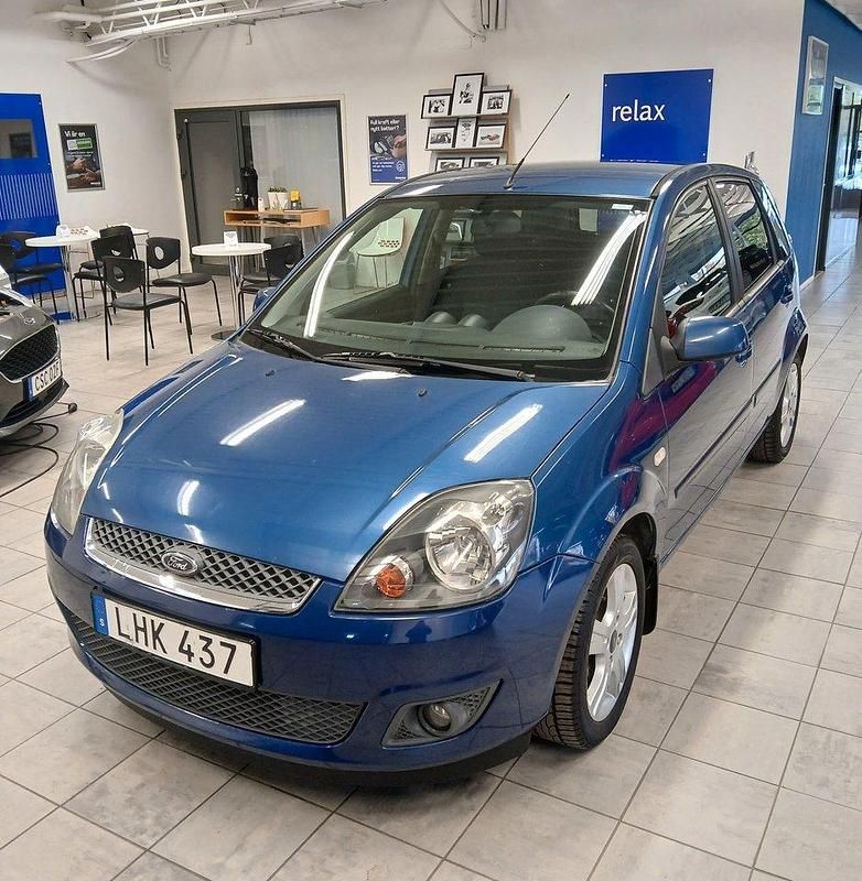 Blå (blå met) Begagnad 2007 Ford Fiesta Halvkombi | 29 400 kr (Lite dyr) - Bild 1/4