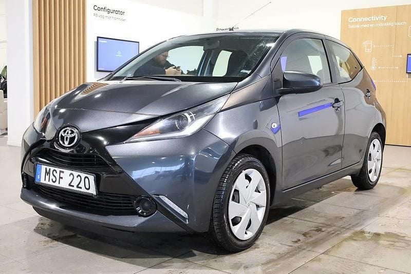 Grå Begagnad 2015 Toyota Aygo X-play Halvkombi | 64 900 kr (Marknadspris) - Bild 1/3
