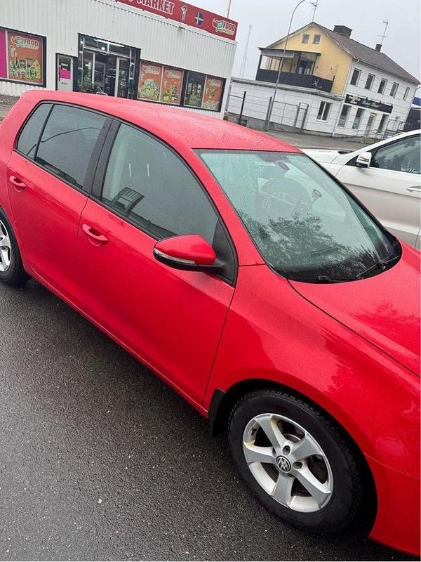 Röd Begagnad 2012 VW Golf VII Halvkombi | 62 000 kr (Bra pris) - Bild 1/4