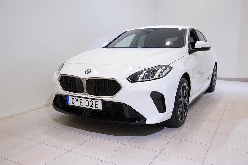 Vit Begagnad 2025 BMW 120 M Sport Halvkombi | 374 800 kr - Bild 1/4